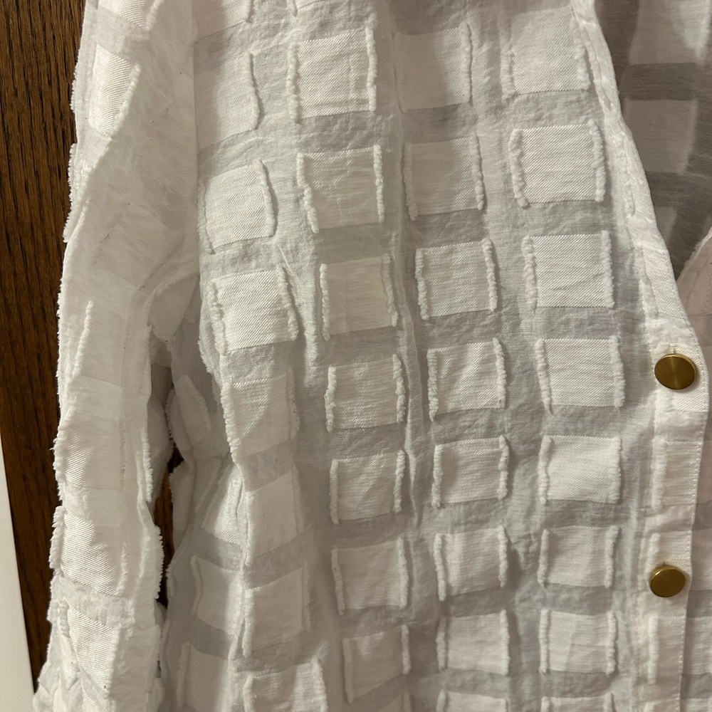 Chico’s Traveler Collection White Textured Button-Up Blouse Size 2 - Picture 2 of 8